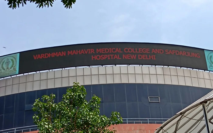 80ft x 8ft Indoor Active LED Display installation at Safdarjung Hospital, New Delhi by VectraDigi.