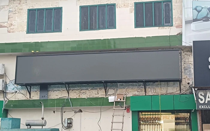 Vectradigi P4 outdoor LED screen at Punjab & Sind Bank in Faridkot, Punjab, showing banking offers.